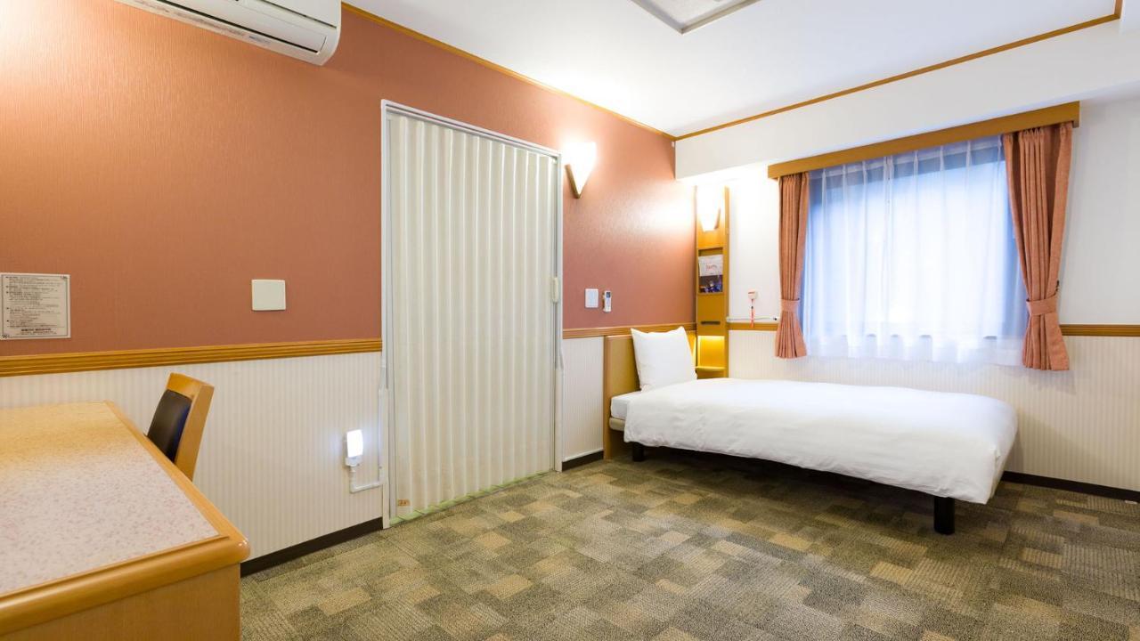 Toyoko Inn Yokohama Kannai Exterior photo