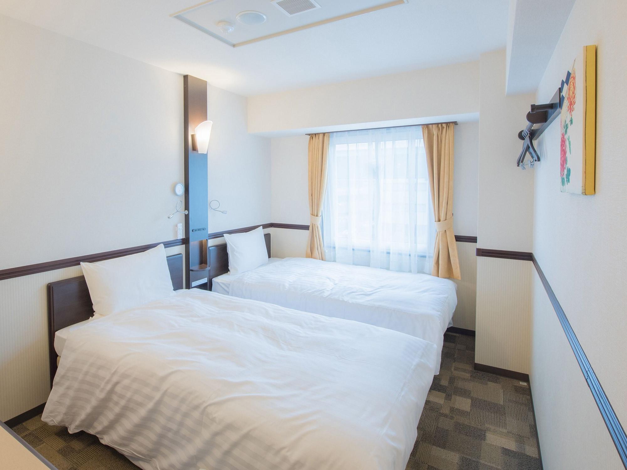 Toyoko Inn Yokohama Kannai Exterior photo