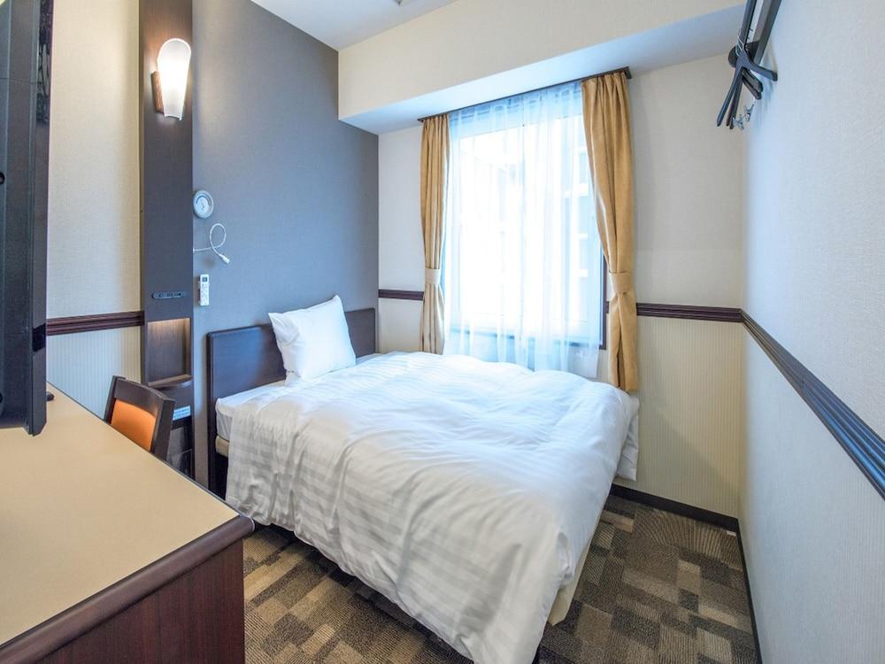 Toyoko Inn Yokohama Kannai Exterior photo